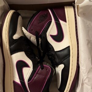 Air Jordan 1 Mid SE Sneakers